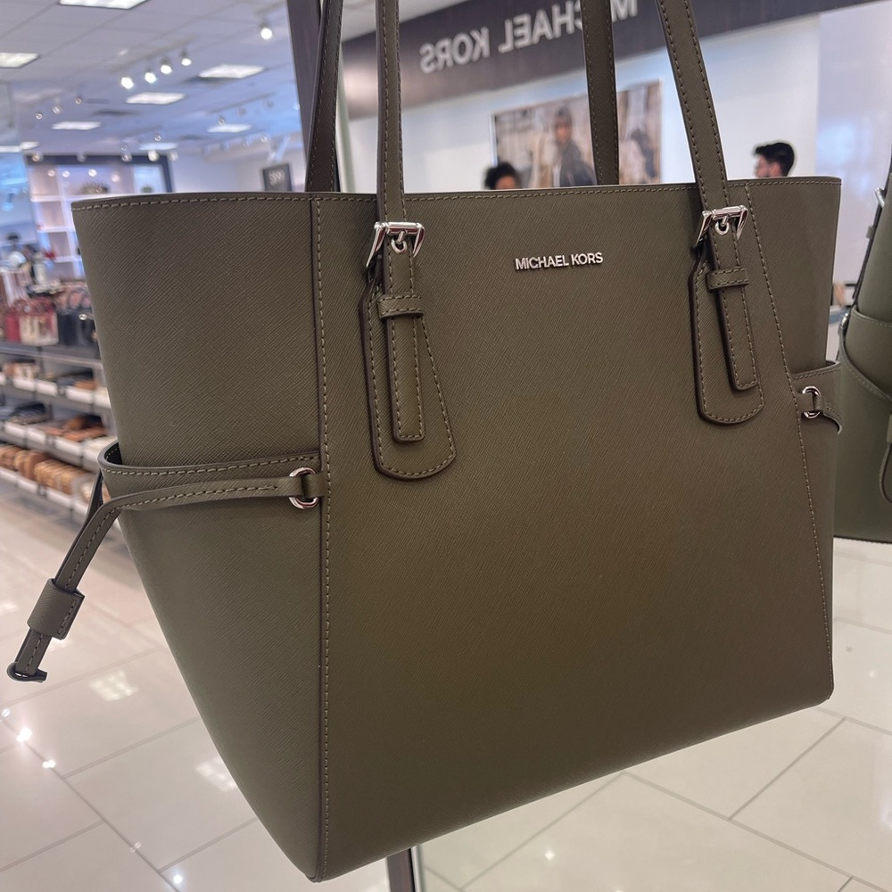 MICHAEL KORS Voyager Large Saffiano Leather EW Tote Shoulder Bag
Olive
NWT - Picture 15 of 16